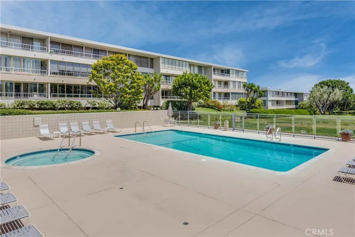 Upper pool and jacuzzi