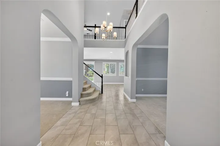 Entrance with high ceilings