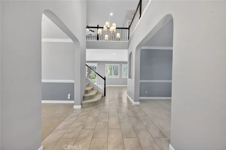 Entrance with high ceilings