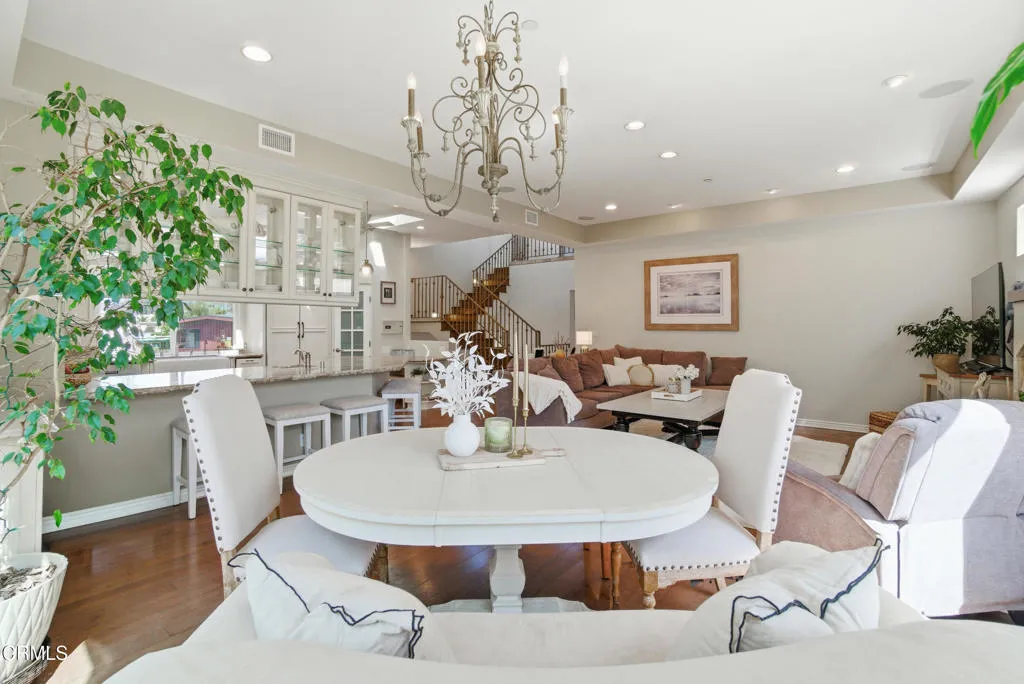 33_dining area