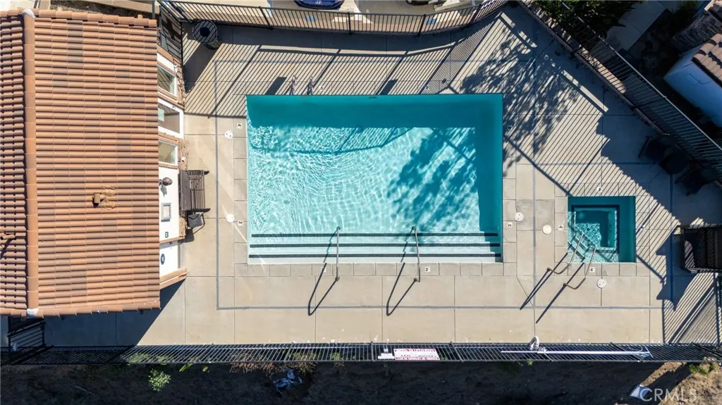 HOA Swimming pool and jacuzzi