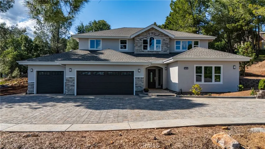 Very spacious driveway with inlaid cobblestone pavers.