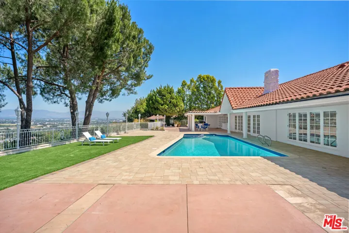 4159 Regal Oak Drive, Encino, California 91436