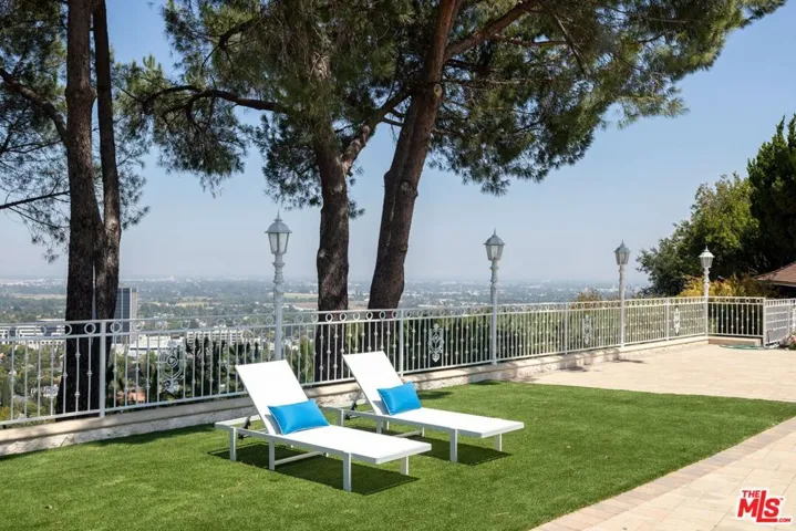 4159 Regal Oak Drive, Encino, California 91436