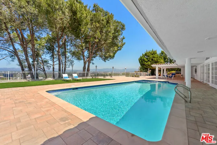 4159 Regal Oak Drive, Encino, California 91436