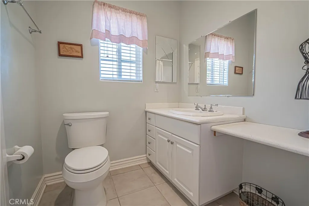 En suite bathroom w/ dressing counter