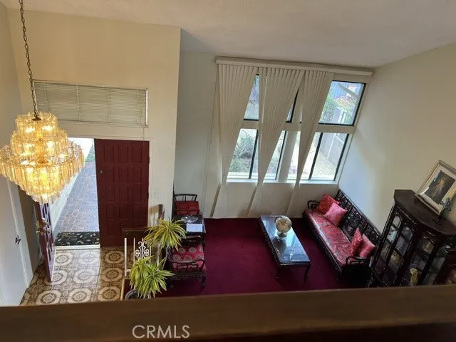Big windows at living room
