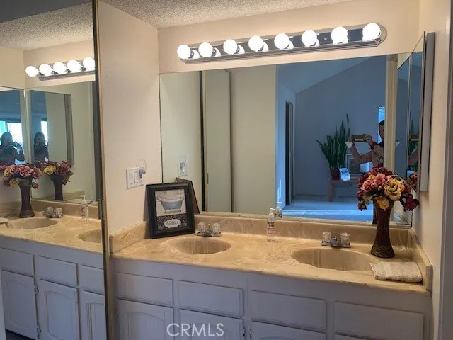 2 sinks in master suite
