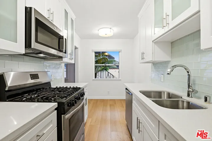 1944 S Beverly Glen Boulevard 3, Los Angeles, California 90025