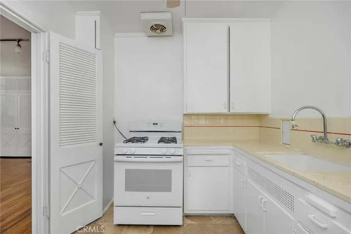 10372 Ashton Avenue, Los Angeles, California 90024