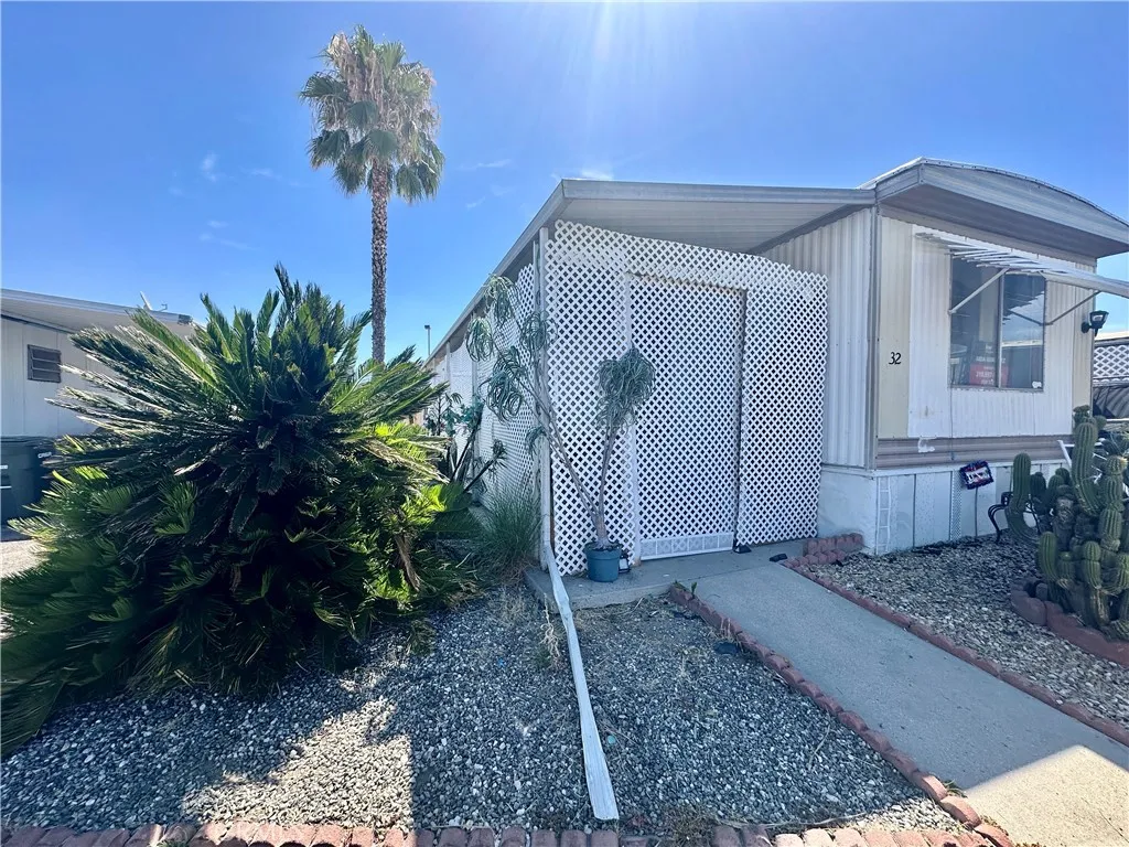 332 N Lyon Avenue 32, Hemet, California 92543 — photo 4