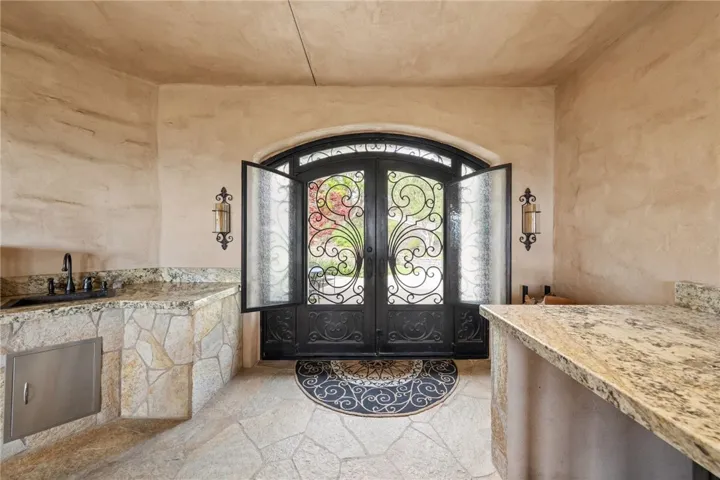 Enclosed breezeway w 2 sets of doors