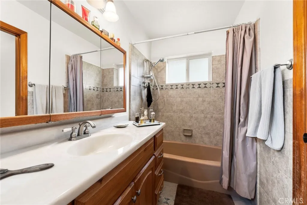 3 TOTAL BATHROOMS