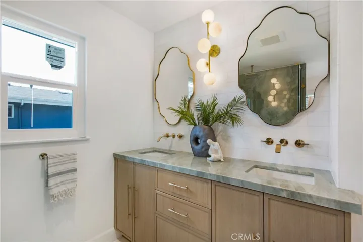 Spa-caliber primary bath | 305 Robinhood Ln., Eastside Costa Mesa 92627