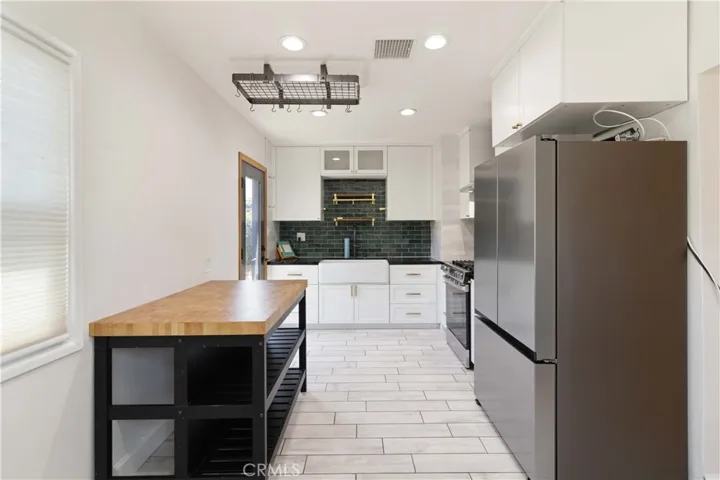 18328 Gresham, Northridge, California 91325