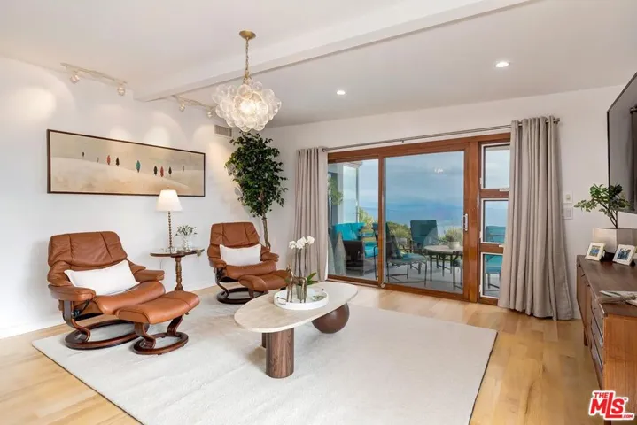 1334 Charmel Place, Pacific Palisades, California 90272