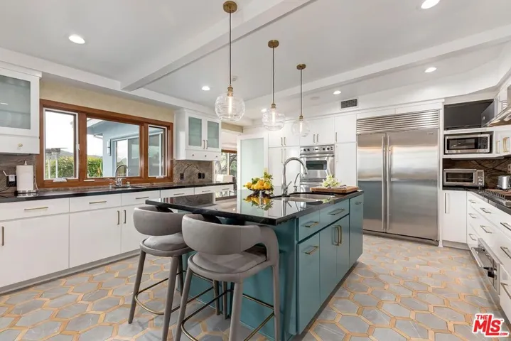 1334 Charmel Place, Pacific Palisades, California 90272