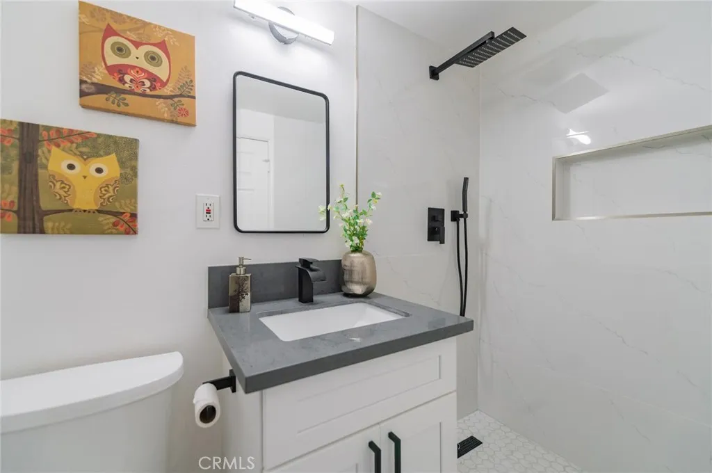 middle Bathroom- Rainfall shower head combo