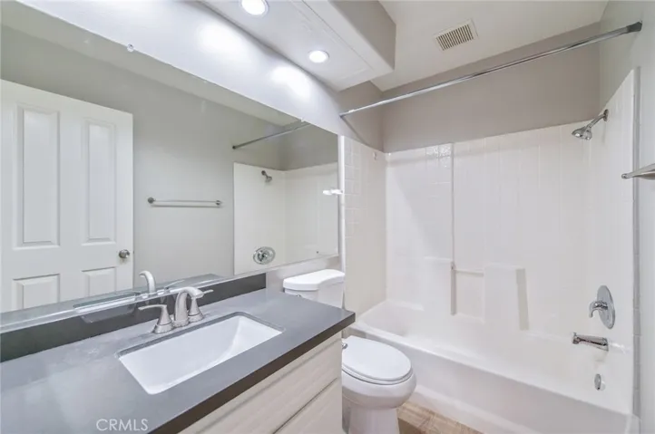 secondary bedroom bath