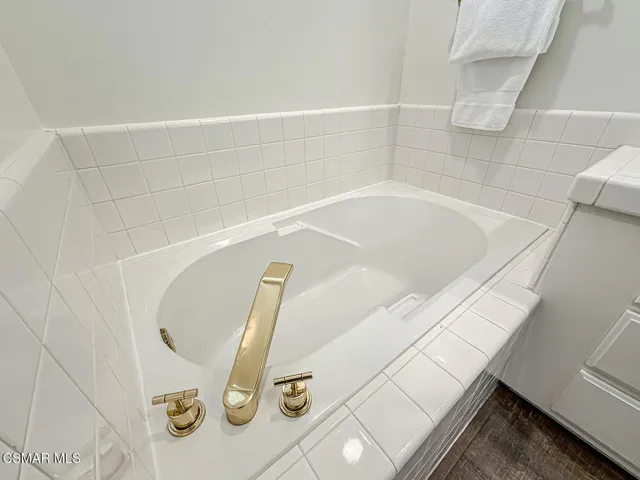 iPrimary Bedroom Suite9