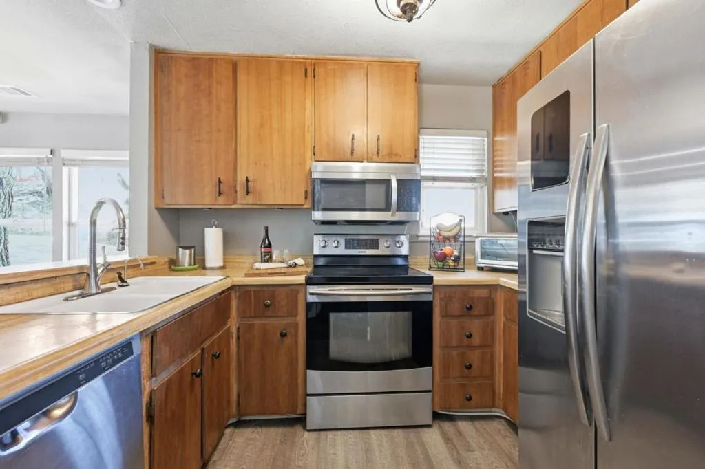 Full kitchen with Stainless Steel appliances. Full kitchen with Stainless Steel appliances.