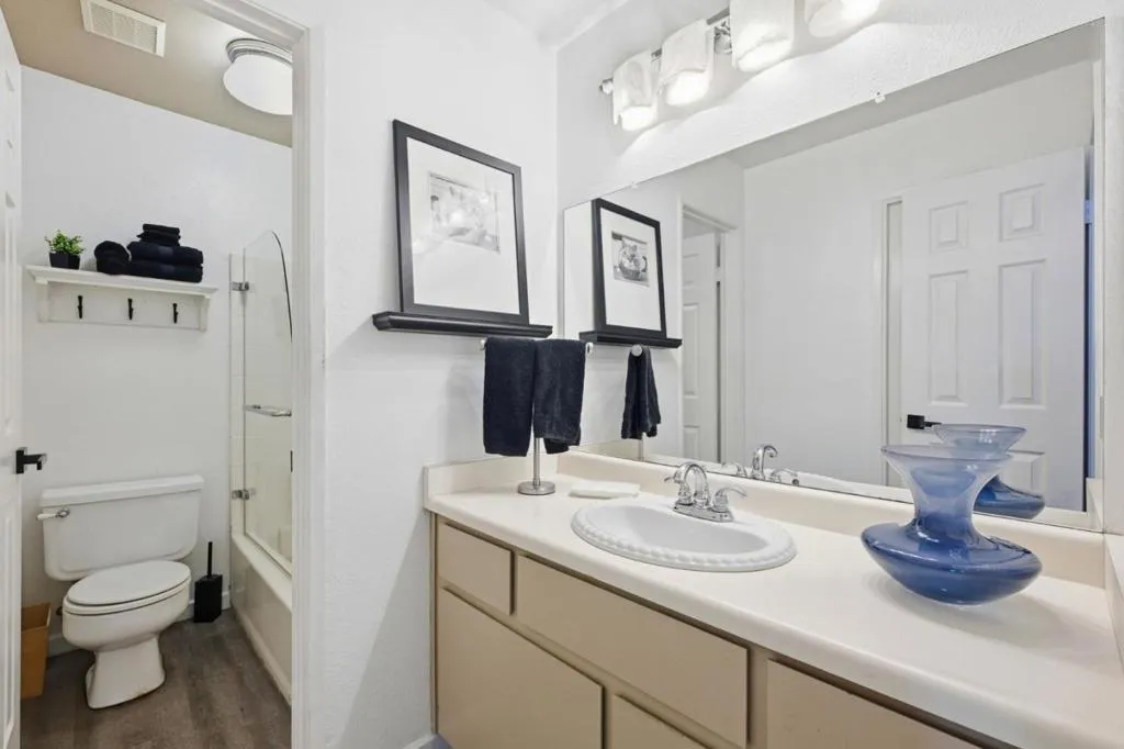 Full Bathroom on Top Floor. Full Bathroom on Top Floor.