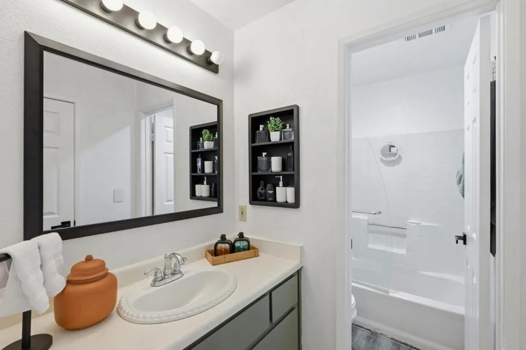 Ensuite Bathroom connected to main bedroom. Ensuite Bathroom connected to main bedroom.