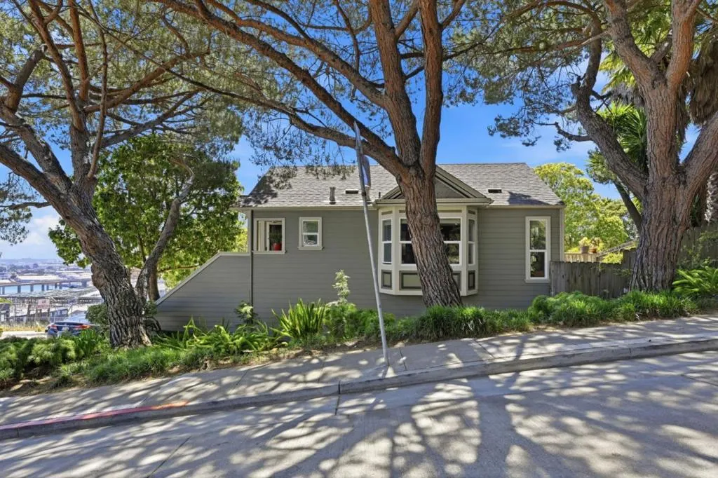 25th Street side, with no neighbor and lots of parking. 25th Street side, with no neighbor and lots of parking.