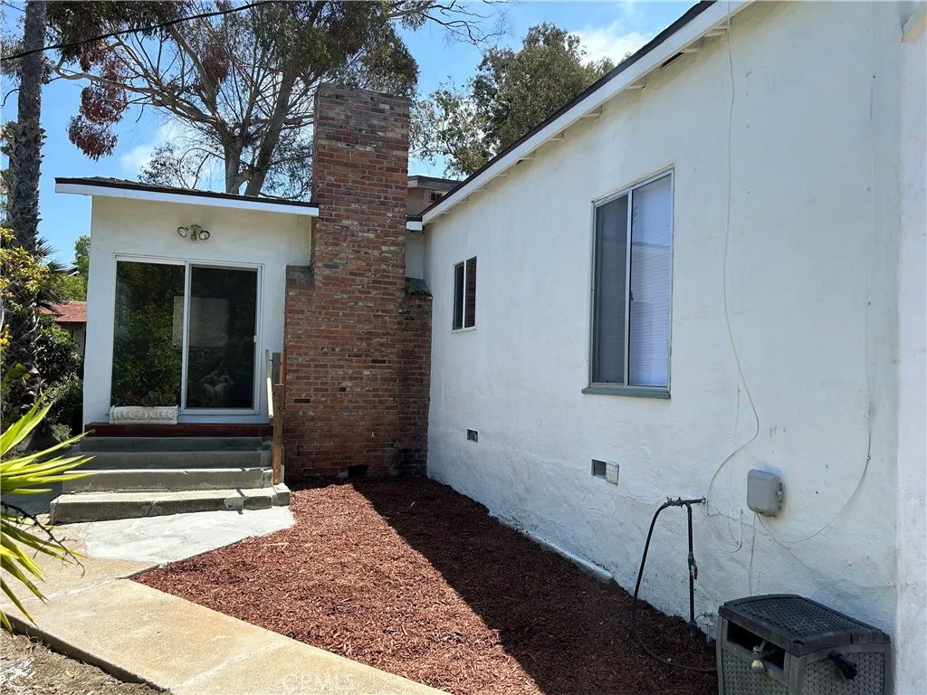Side enterance.