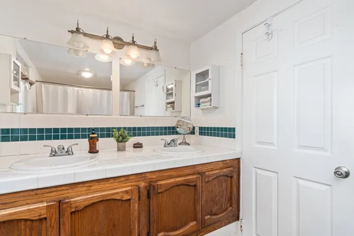 Suite bathroom
