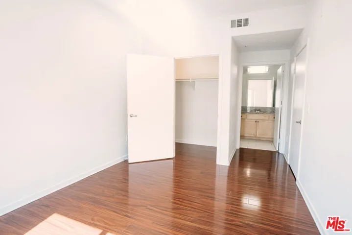 12132 Hart Street 301, North Hollywood, California 91605