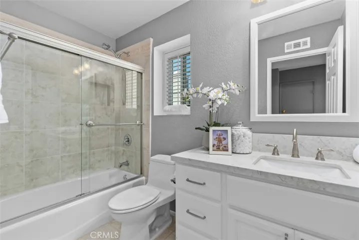 Upper Hallway Bathroom