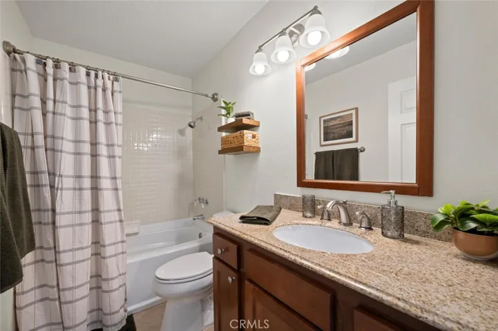 Secondary upstairs bath