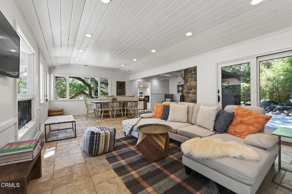 22-web-or-mls-Upmarketmedia_4222Tha-055