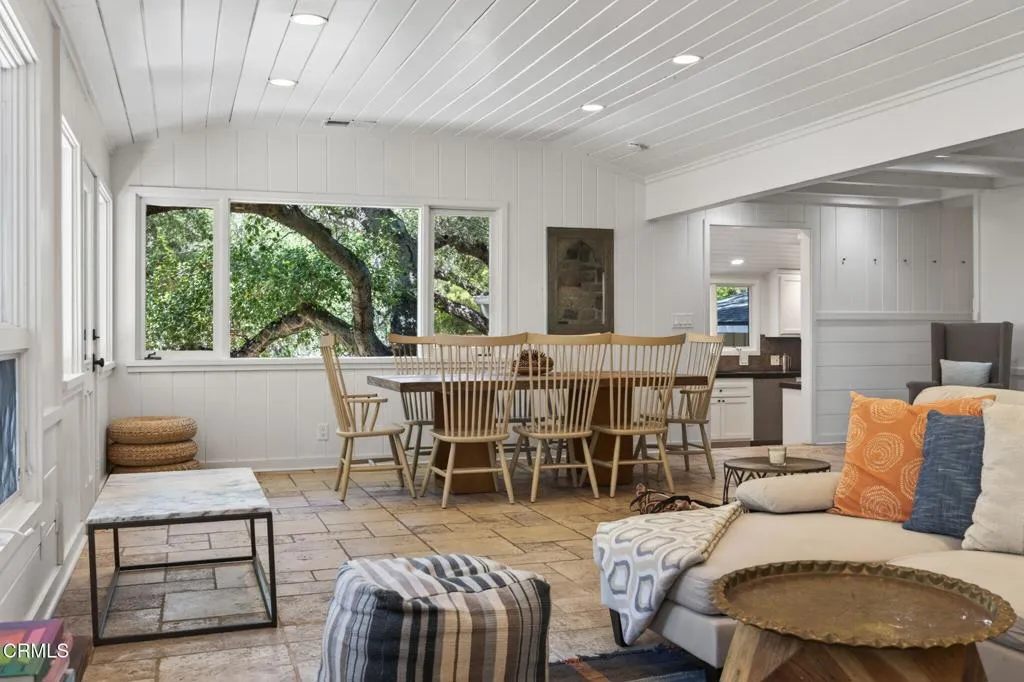 21-web-or-mls-Upmarketmedia_4222Tha-053