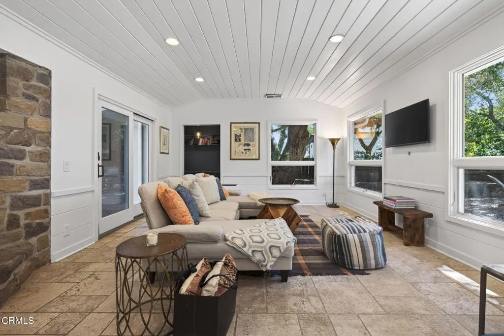 18-web-or-mls-Upmarketmedia_4222Tha-043