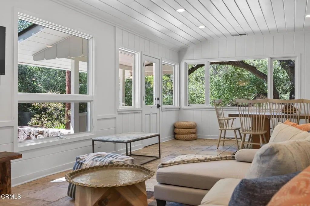 20-web-or-mls-Upmarketmedia_4222Tha-049
