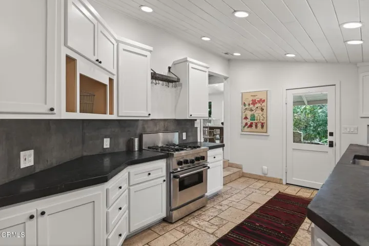 33-web-or-mls-Upmarketmedia_4222Tha-079