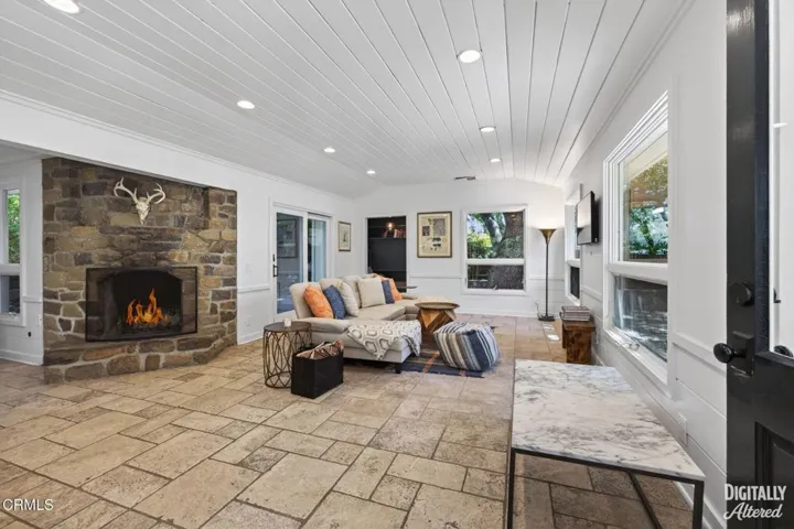 17-web-or-mls-Upmarketmedia_4222Tha-040