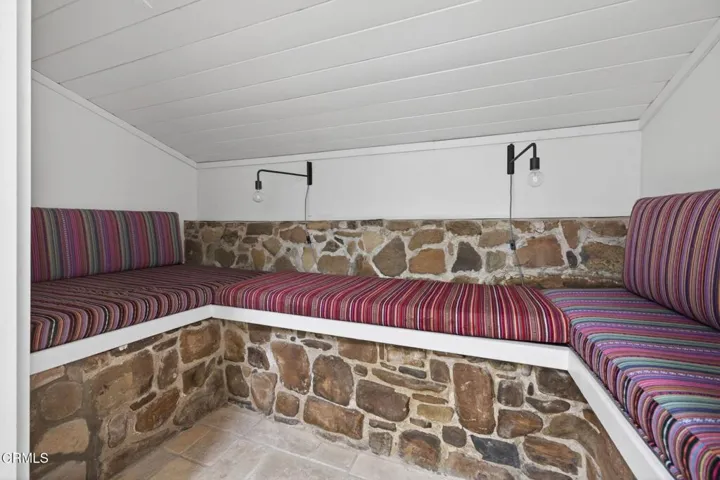 42-web-or-mls-Upmarketmedia_4222Tha-107