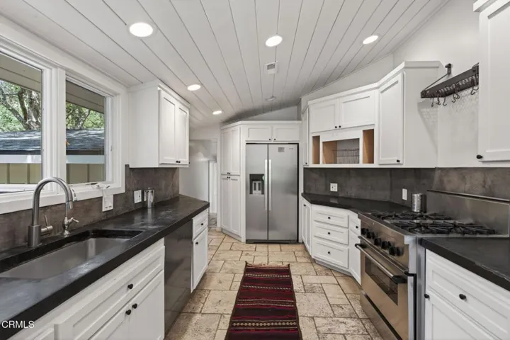 32-web-or-mls-Upmarketmedia_4222Tha-077