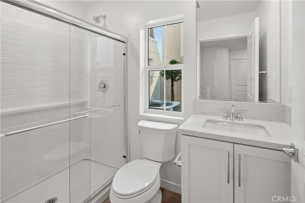 1st Level Full Bathroom