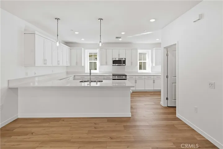 Kitchen with Peninsula Island