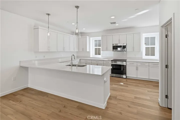 Peninsula Island with Sink and seating