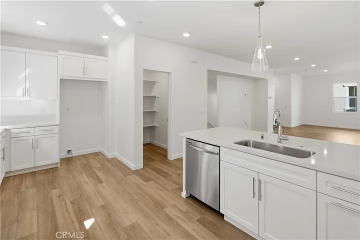 Large Gourmet Kitchen walk-in Pantry