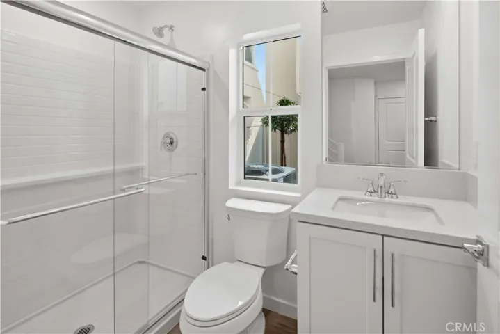 1st Level Full Bathroom