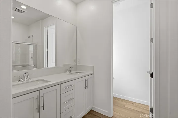 Primary Suite En-suite Bathroom w/dual vanity