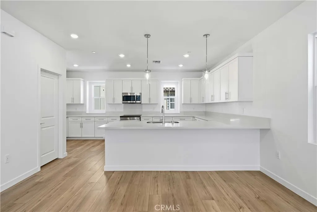 Kitchen with peninsula Island and pendant lighting