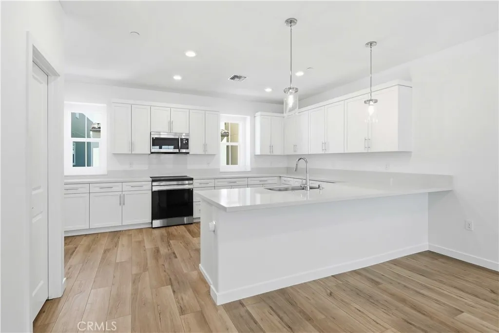 Kitchen with peninsula Island and pendant