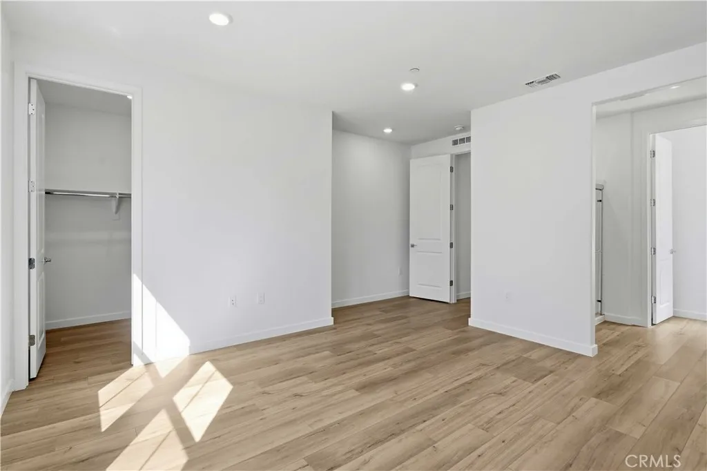 Primary Suite w/walk-in closet